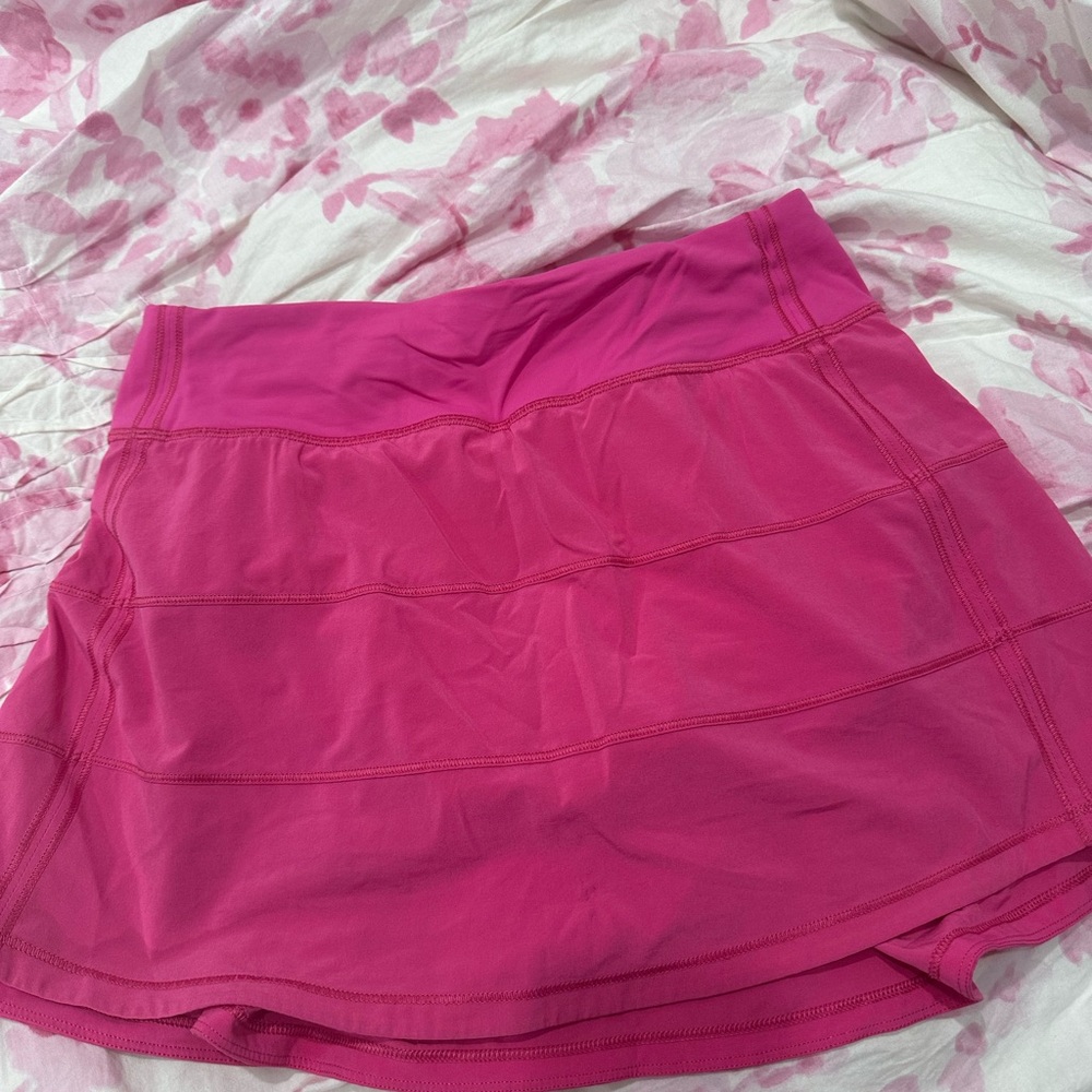 Lululemon sonic pink 4in pace rival skirt. Size 4